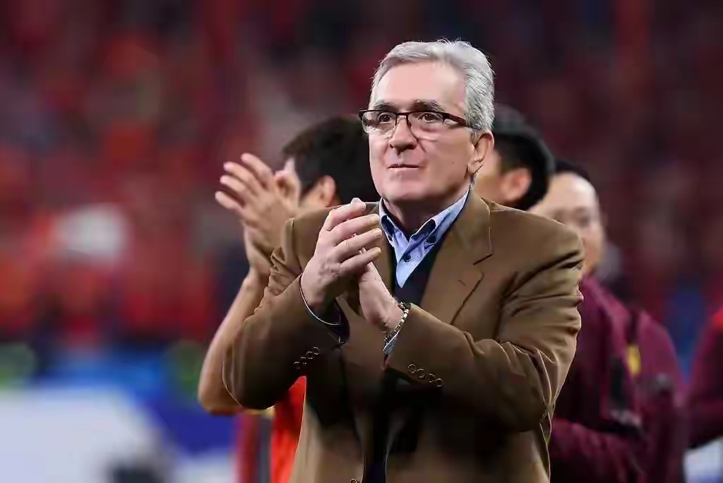 阿塞拜疆国家队临时主帅祝贺球员表现的简单介绍