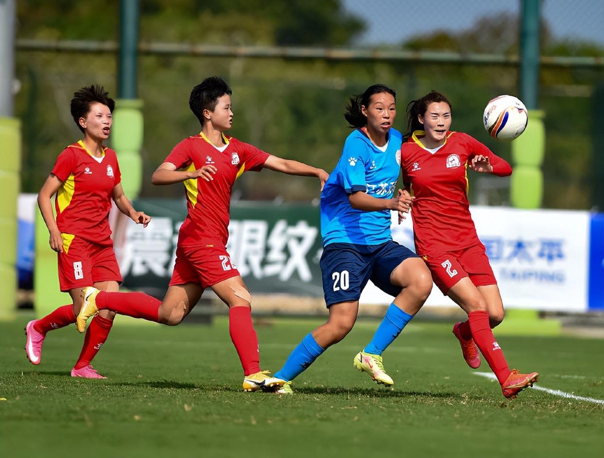 智利女足中锋突破防线,漂亮得分! 智利女足中锋突破防线,漂亮得分!