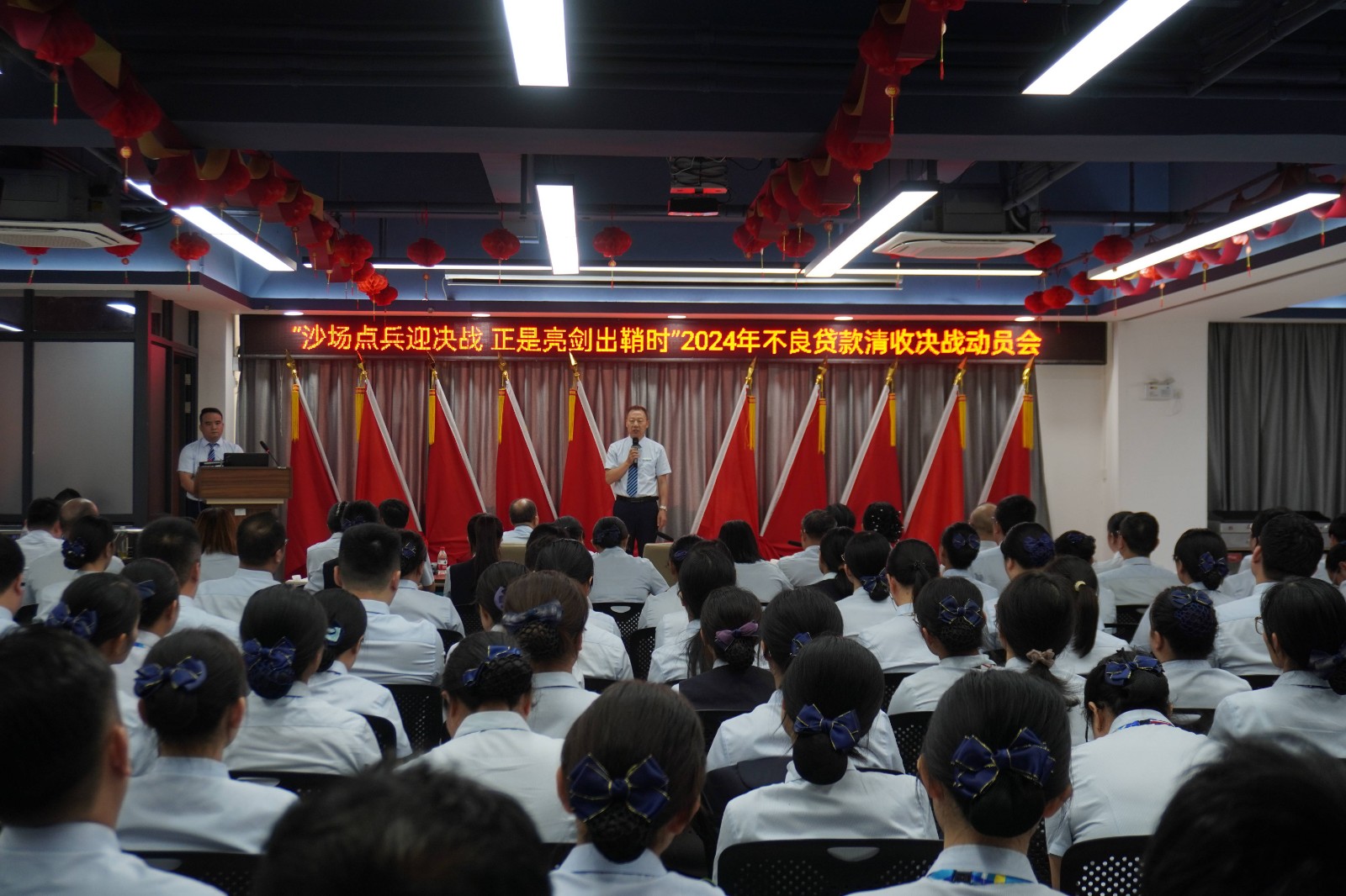 临近终场哨声，球队奋力拼搏誓夺胜利的简单介绍