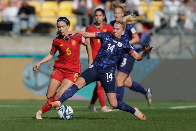 爱游戏亚洲官网-荷兰女足队员在比赛中助攻得分，帮助球队