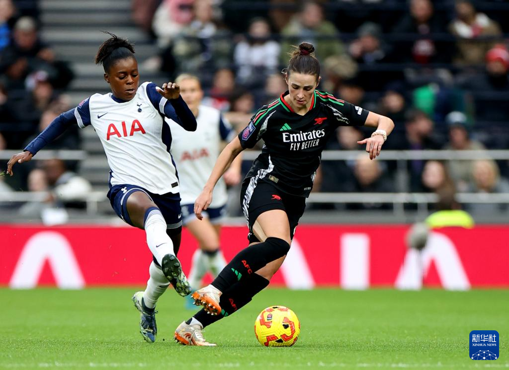 荷兰女足队员在比赛中助攻得分，帮助球队