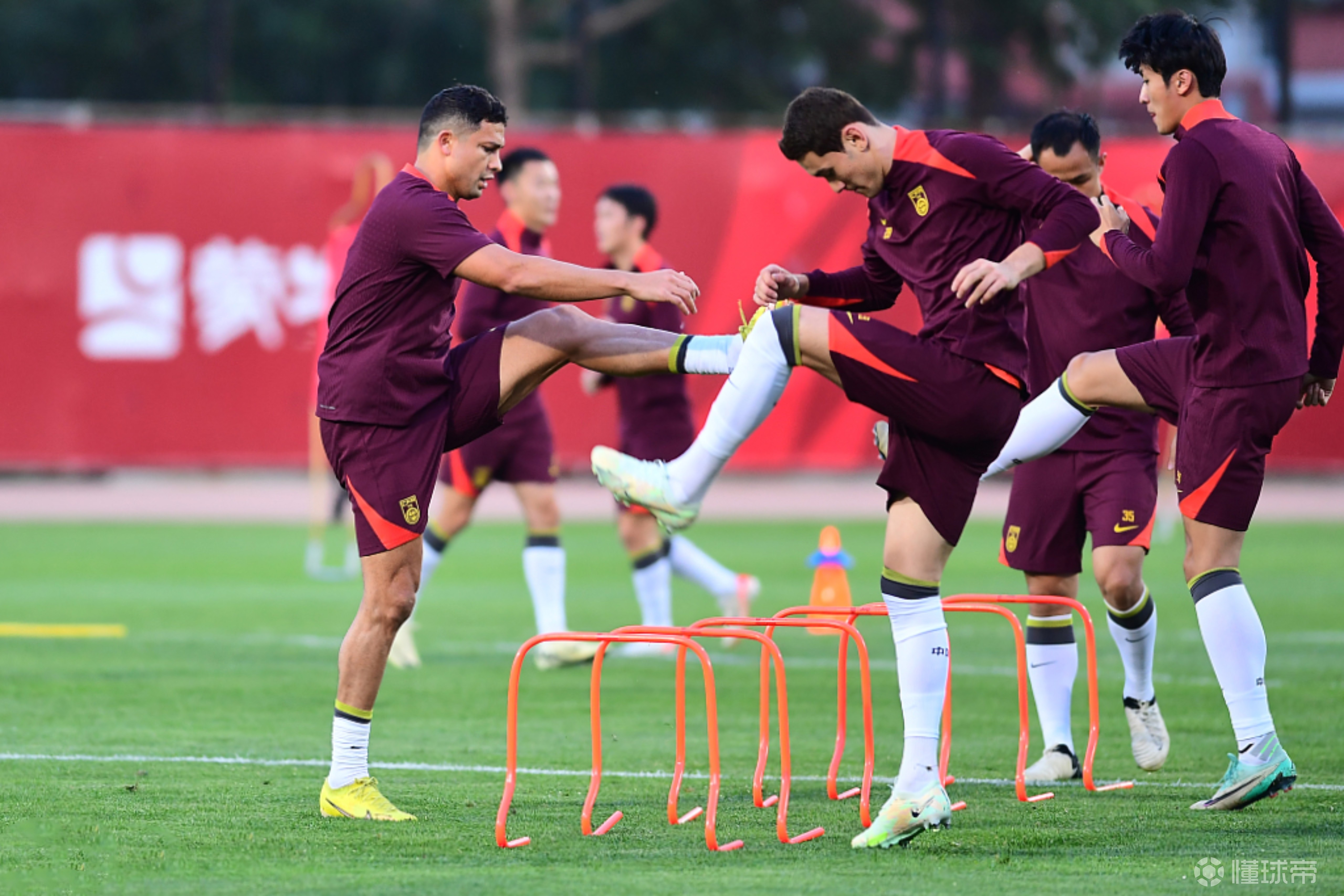 惊险刺激：国际足坛热门对决震撼开赛的简单介绍