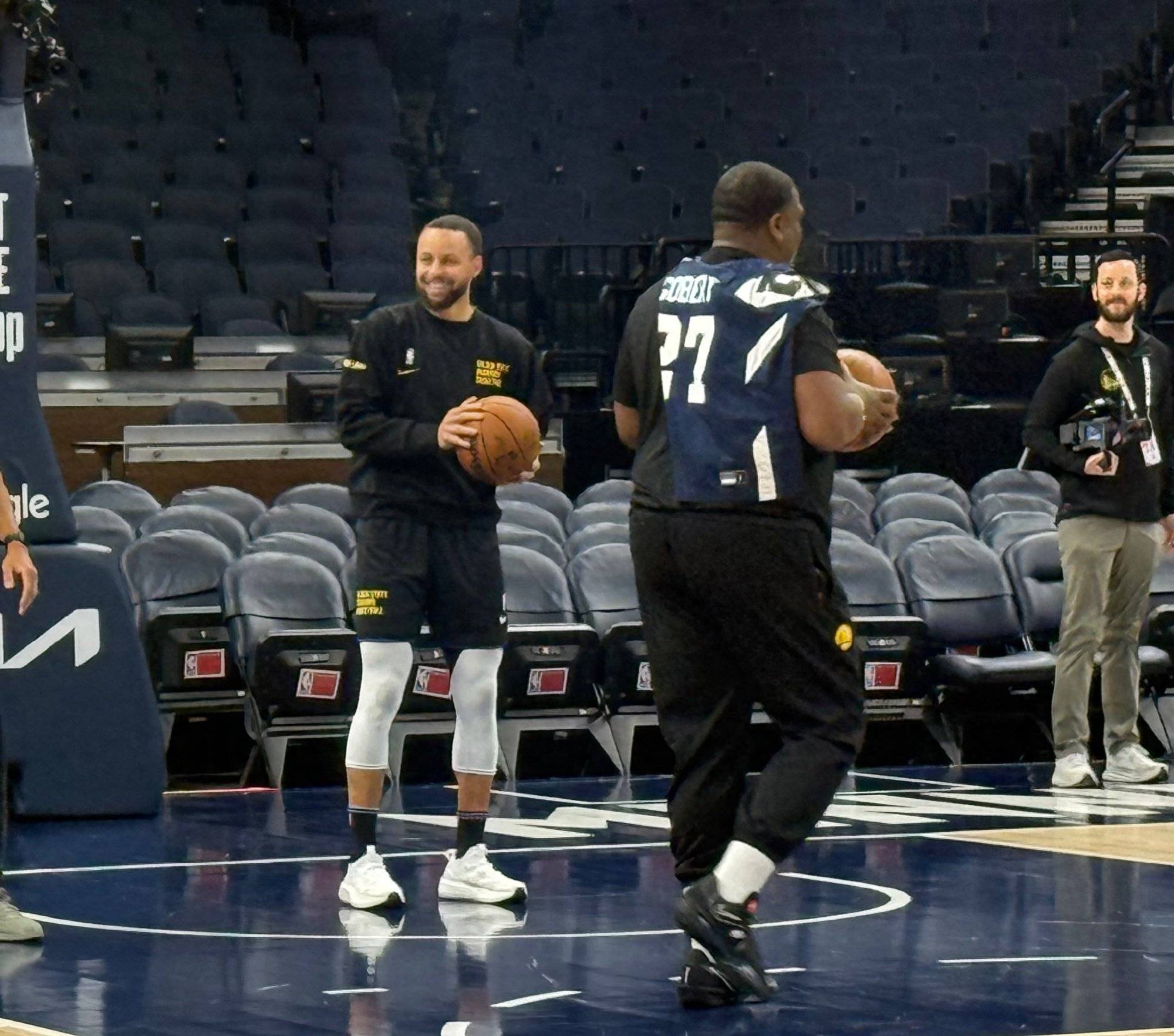 包含篮球球员伤情稳定好转赛场回归的词条