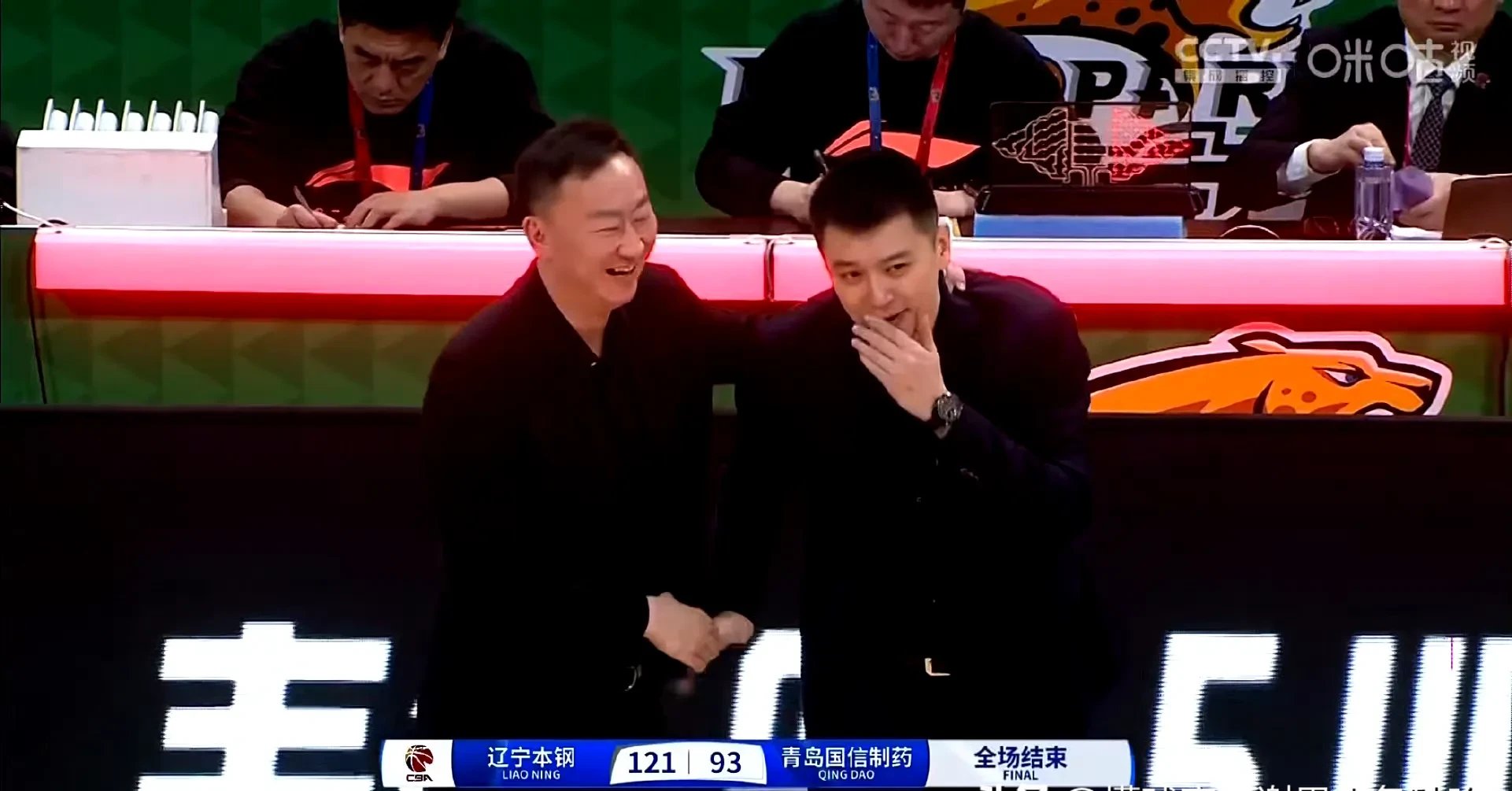 包含球队主帅赞扬队员们拼搏精神，协同取得胜利的词条