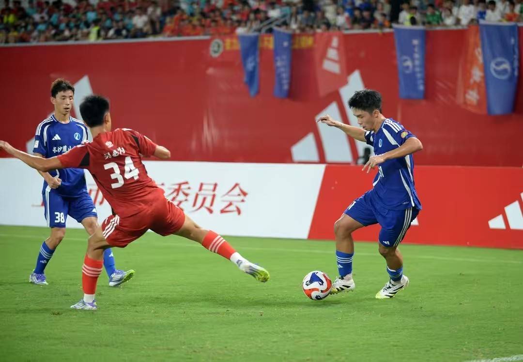 爱游戏网页版入口-关于精彩足球比赛引领热潮，球员拼搏奋斗的信息