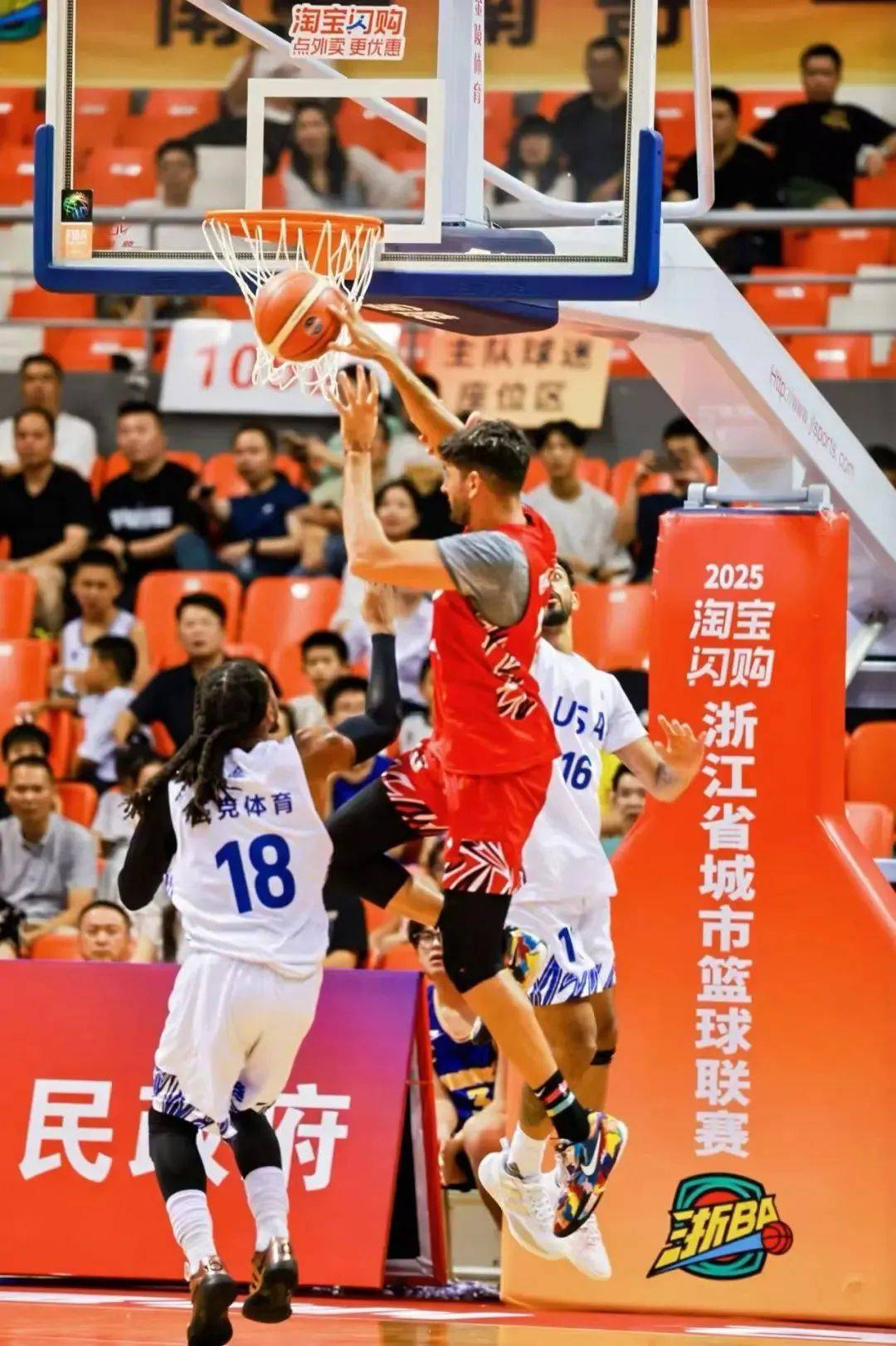 爱游戏中国官网-精彩对抗！球员们全力冲刺，场上火药味十足的简单介绍