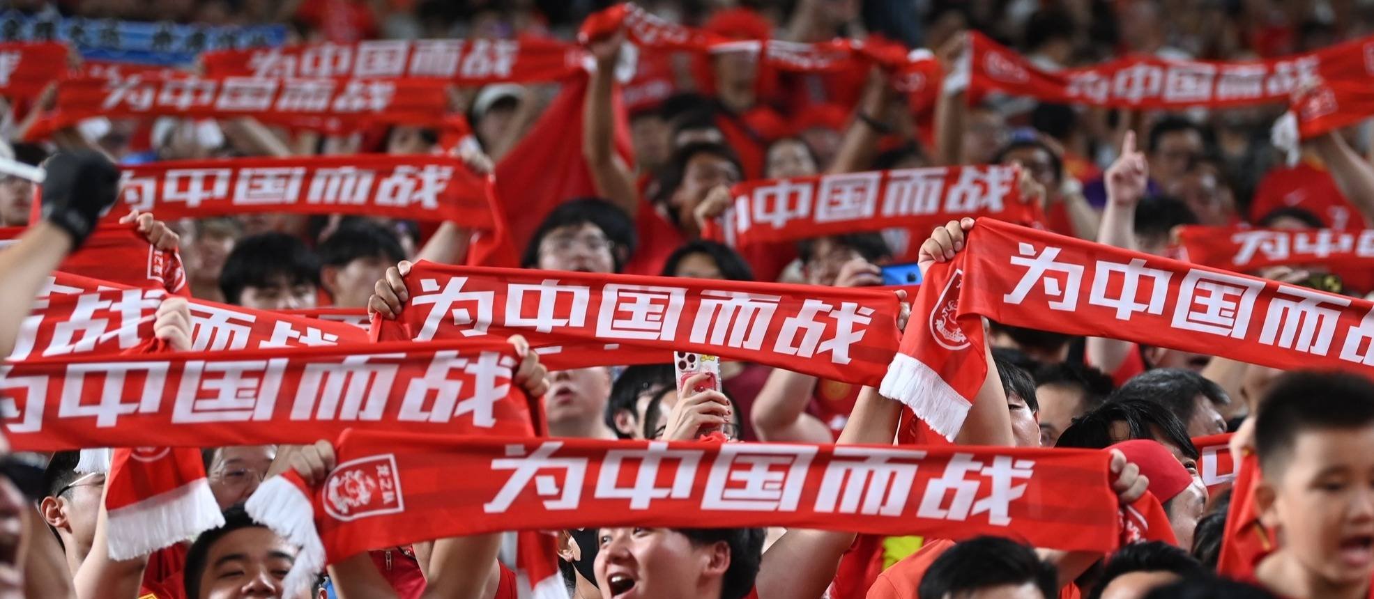 精彩对抗！球员们全力冲刺，场上火药味十足的简单介绍