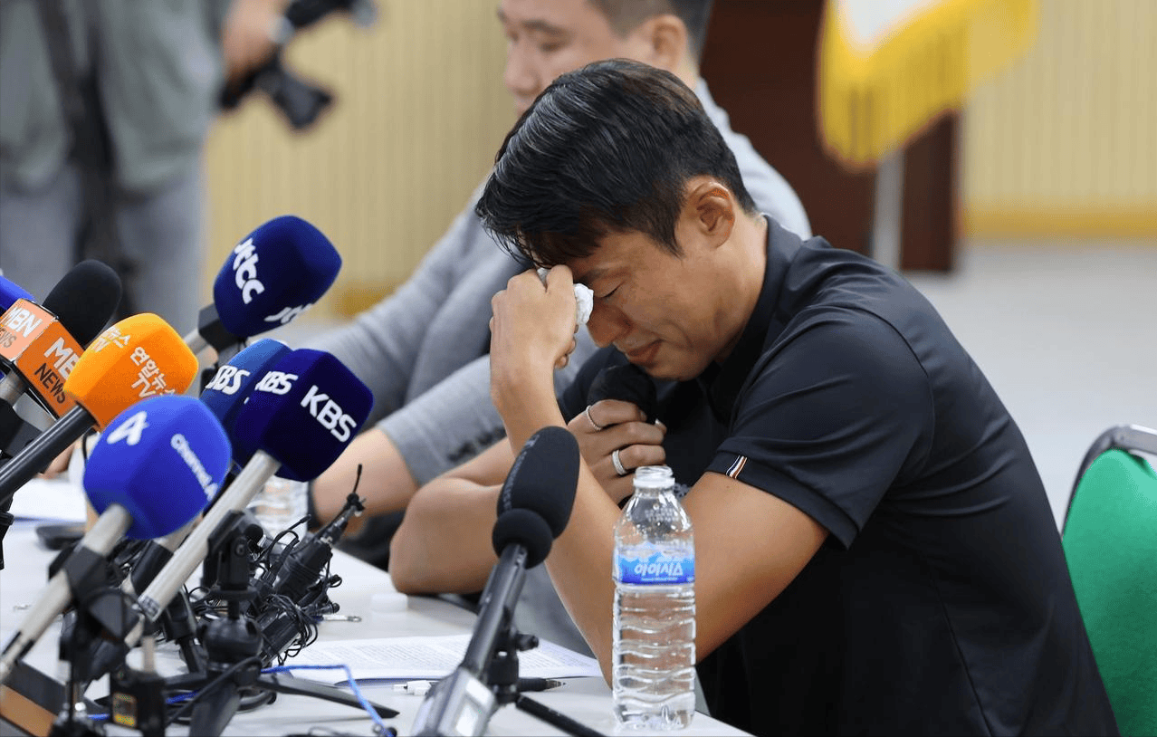 关于球迷集体抗议球队决策，引发球队危机的信息