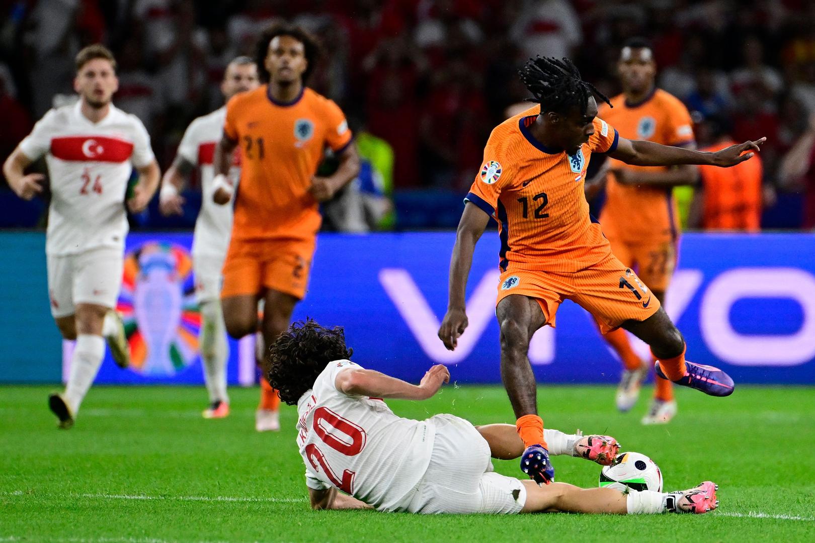 爱游戏亚洲官网-欧洲杯预选赛上演场面激烈大战