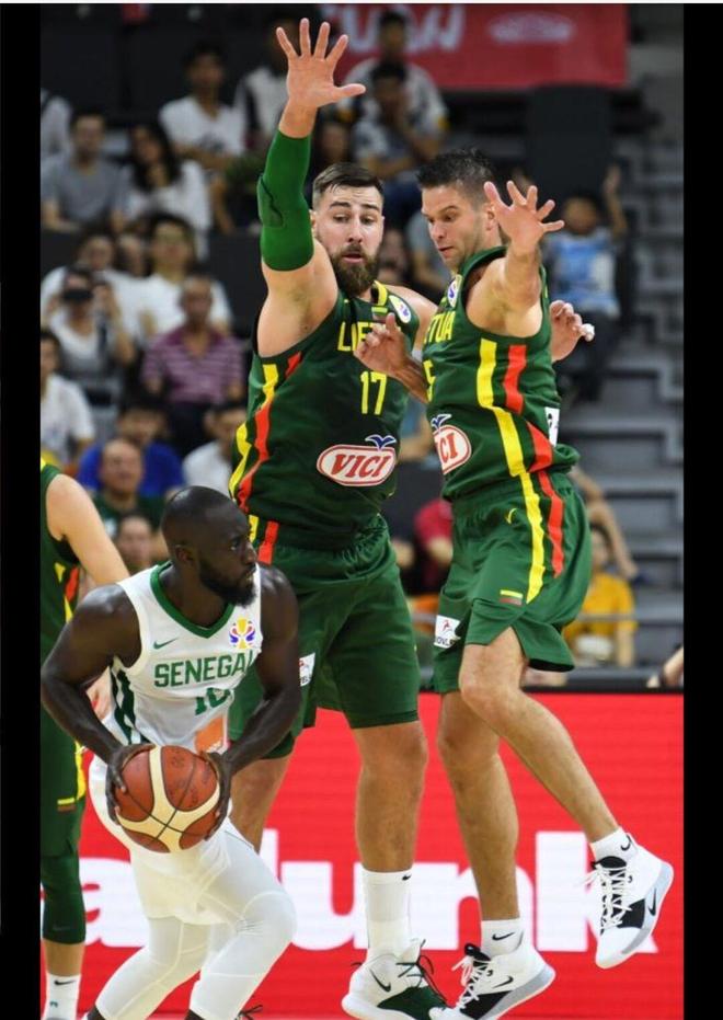 立陶宛队迎接与加拿大队的挑战，角逐激烈